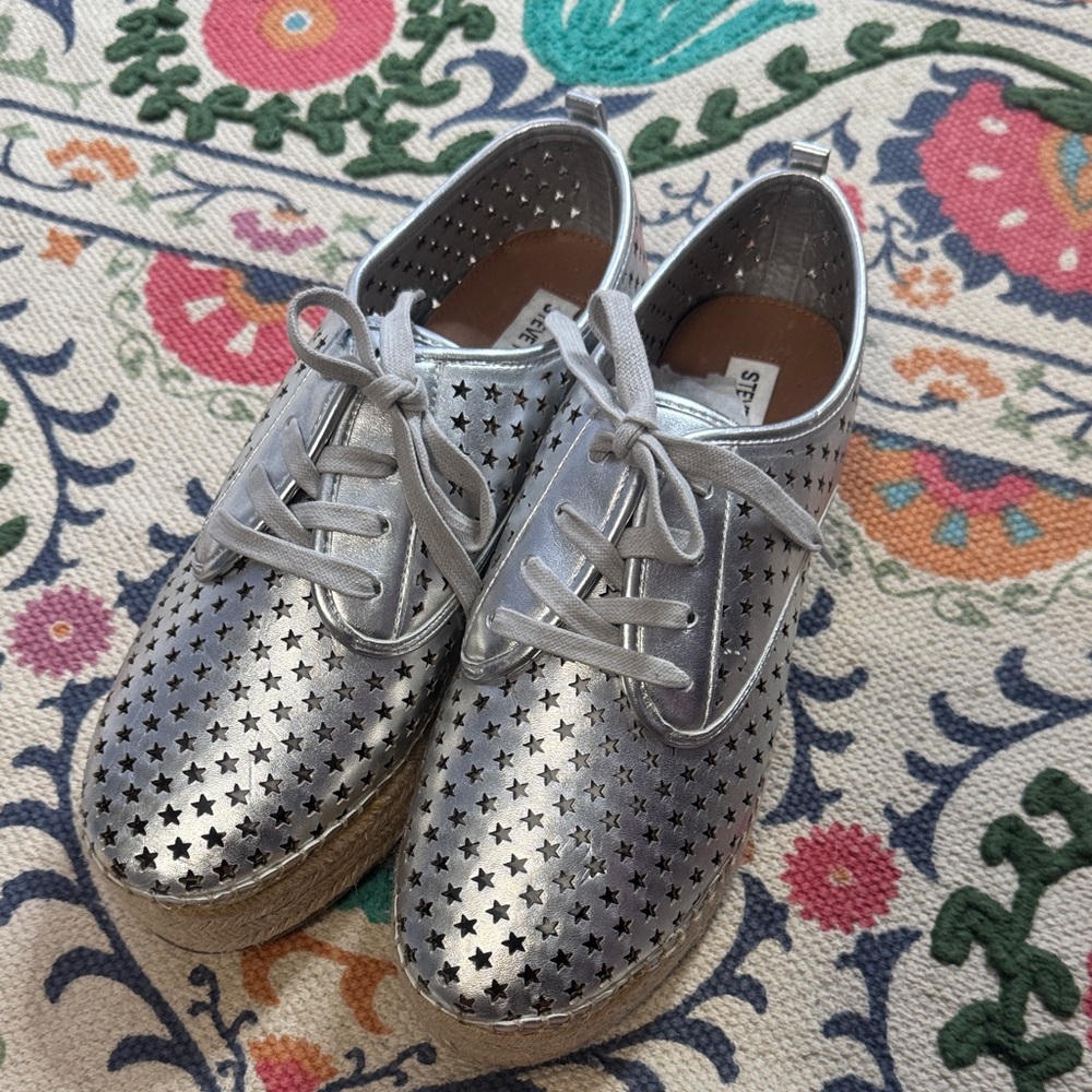 Steve Madden Silver Star Patterned Platform Sneak… - image 1